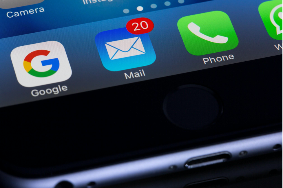 ios screen displaying mail app